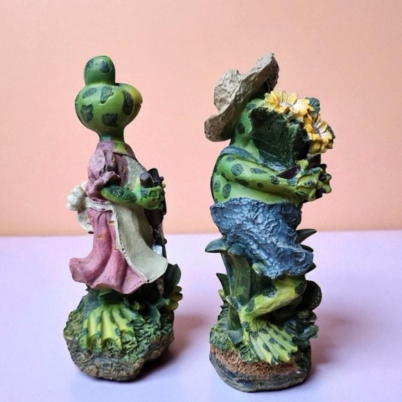 Vintage Spotted Bullfrog Farmer And Wife Garden Frog Statues 7 Inches High - Picture 2 of 12